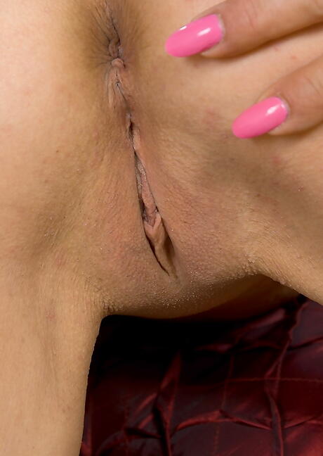 Sexy american blond older Jessica Sexxxton in lingerie baring her butt and shaved pussy 