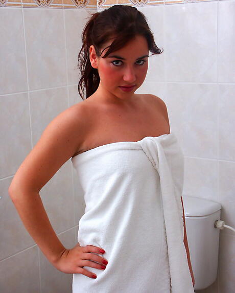 Sylphlike brunette young Lucie spreads hairy pussy in bath